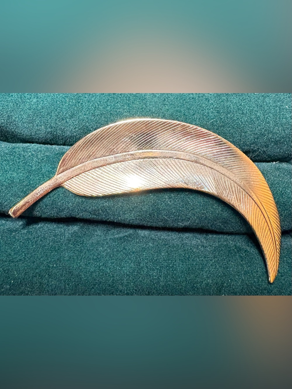Vintage Mid-Century Gold Tone Curved Leaf Feather Brooch Pin
Description